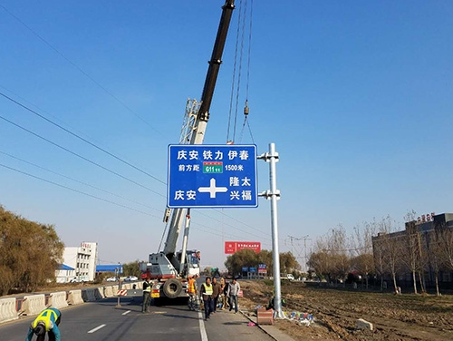鹤壁鹤壁道路护栏网网片该如何进行正确的选购呢？