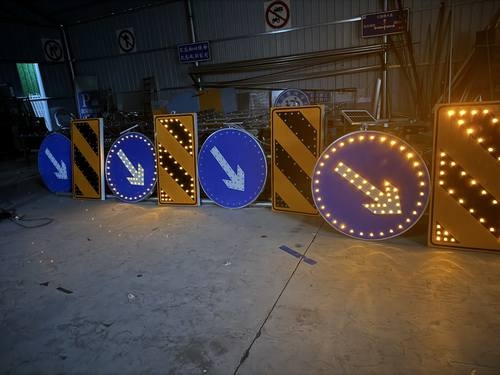 鹤壁鹤壁河南太阳能交通标牌 河南自发光交通路标牌厂家